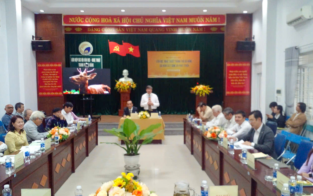 Hội thảo "Văn học, nghệ thuật Đà Nẵng - 50 năm xây dựng và phát triển" do Liên hiệp các Hội VHNT Đà Nẵng tổ chức sáng ngày 5/12/2024. 